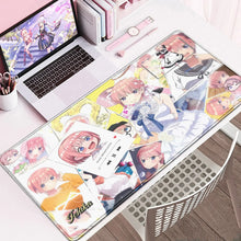 Tapis de souris xxl cinq en tissu à finition brillante avec illustration manga silhouette de cinq sœurs cheveux roses