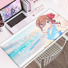 Tapis de souris xxl cinq manga avec illustration anime fille cheveux bruns yeux bleus robe bleue et texte japonais