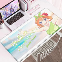 Tapis de souris xxl cinq avec cadre blanc et illustration manga colorée dune fille souriante aux cheveux orange