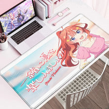 Tapis de souris xxl cinq manga rectangulaire rose et blanc avec personnage souriant aux cheveux orange et yeux bleus