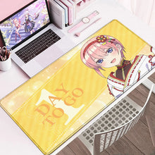 Tapis de souris xxl cinq avec personnage manga aux cheveux roses et fleurs, surface lisse jaune xxl cinq sœurs manga