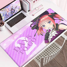 Tapis de souris xxl cinq sœurs manga violet et rose avec personnage anime cheveux rouges et carte de jeu