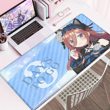 Tapis de souris xxl cinq manga bleu rayé avec illustration de fille anime aux oreilles de chat et roses blanches pour bureau