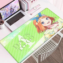 Tapis de souris xxl cinq sœurs manga vert et jaune avec illustration anime fille orange yeux bleus et nœud bleu