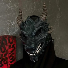 Masque de dragon en latex halloween noir avec écailles texturées, cornes proéminentes, dents blanches, taille unique déguisement carnaval