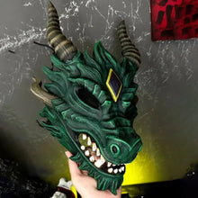 Masque de dragon en latex halloween taille unique vert avec ecailles detaillees cornes rayees et pierre violette bordee de jaune