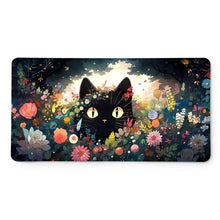 Tapis de souris xxl chat noir avec yeux jaunes lumineux dans un jardin floral coloré design vibrant