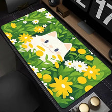 Tapis de souris xxl vert floral avec un chat blanc mignon cartoon parmi des marguerites jaunes et blanches
