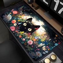 Tapis de souris xxl rectangulaire avec un chat noir aux yeux dorés entouré de fleurs colorées en illustration artistique
