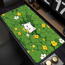 Tapis de souris xxl chat noir avec motif floral vert et chat blanc mignon caché derrière des fleurs jaunes et blanches