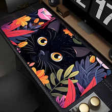 Tapis de souris xxl avec illustration chat noir aux yeux dorés entouré de fleurs colorées sur fond noir