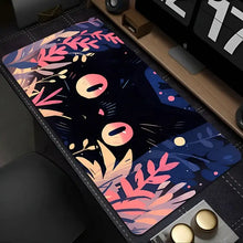 Tapis de souris xxl avec xxl chat noir stylisé aux yeux roses et oranges et motifs floraux colorés sur fond sombre
