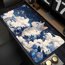 Tapis de souris xxl chat noir avec illustration bleue et blanche décorée de fleurs et nuages