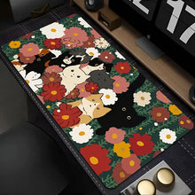 Tapis de souris xxl chat noir avec motif floral coloré et chats cartoon sur fond vert foncé