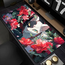 Tapis de souris xxl chat noir avec illustration détaillée de chat noir aux yeux verts parmi fleurs colorées