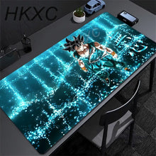 Tapis de souris grand format manga maîtres des arts martiaux avec design goku bleu teal et effets d’énergie lumineux