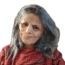 Masque de grand-mère à cheveux gris avec visage vieilli réaliste et vêtement à carreaux rouges pour halloween