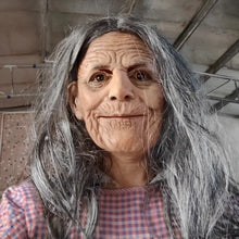 Masque réaliste de grand-mère à cheveux gris avec visage vieilli et texture de peau détaillée pour halloween