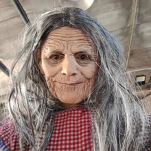 Masque de grand-mère à cheveux gris détaillé avec visage vieilli et vêtement à carreaux rouge et blanc pour halloween