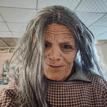 Masque de grand-mère à cheveux gris avec visage vieilli réaliste et vêtement à carreaux pour halloween