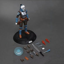 Figurines guerre star wars mandalorien bleu et argent avec bottes marron sur socle noir pour construction figurines guerre