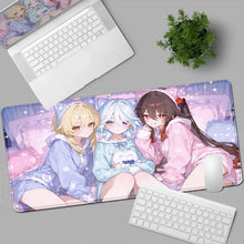 Tapis de souris xxl manga héros aquatique en pastel avec trois personnages en pyjamas confortables
