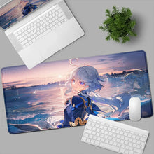 Tapis de souris xxl manga héroïne aquatique bleu et blanc avec illustration anime sur fond coucher de soleil urbain