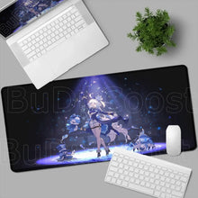 Tapis de souris xxl manga avec illustration d héroïne aquatique en bleu et blanc sur fond noir avec effets lumineux violets