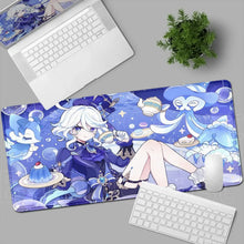 Tapis de souris xxl manga aux tons bleus et violets avec héroïne anime cheveux blancs entourée de théières et desserts