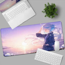 Tapis de souris xxl manga héroïne aquatique avec dégradé violet et rose et personnage aux cheveux bleus au coucher de soleil