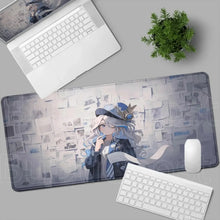 Tapis de souris xxl manga gris bleu avec illustration anime d une héroïne aquatique aux cheveux argentés longs