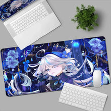 Tapis de souris xxl manga bleu avec illustration détaillée dune héroïne aquatique aux cheveux argentés et accessoires bleus
