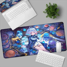 Tapis de souris xxl manga héroïne aquatique bleu foncé avec illustration d’une personnage argentée élégante et papillons