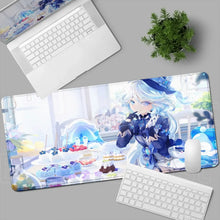 Tapis de souris xxl manga bleu et blanc avec illustration détaillée d héroïne en tenue formelle entourée de desserts