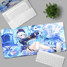 Tapis de souris xxl manga bleu et blanc avec héroïne aquatique couronnée entourée de bulles et éléments fantaisistes