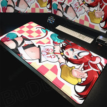 Tapis de souris xxl manga héroïne aux cheveux rouges avec personnage rouge aux cheveux sur fond à carreaux