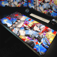 Tapis de souris xxl manga héroïne aux cheveux rouges en surface brillante avec effets dynamiques étoilés en bleu et noir