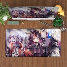 Tapis de souris xxl manga héroïne aux cheveux rouges avec illustration de personnages aux cheveux rouges sur fond de canettes