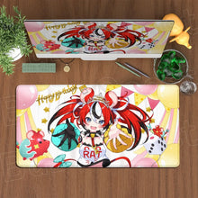 Tapis de souris xxl manga héroïne aux cheveux rouges avec décor festif et personnage en tenue blanche rat