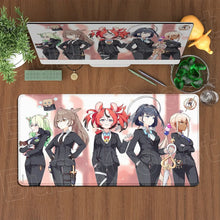 Tapis de souris xxl rectangulaire avec héroïne manga aux cheveux rouges en costume noir sur fond pastel doux