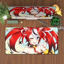 Tapis de souris xxl manga héroïne aux cheveux rouges avec personnage vibrant aux cheveux rouges et yeux bleus