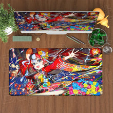Tapis de souris xxl manga héroïne aux cheveux rouges en tissu avec motif floral coloré sur fond bleu foncé