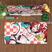 Tapis de souris rectangulaire aux cheveux rouges avec personnage manga vif et fond à damier rose crème