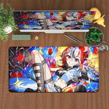Tapis de souris xxl manga héroïne aux cheveux rouges avec illustration dynamique sur fond étoilé coloré