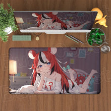 Tapis de souris xxl aux cheveux rouges avec illustration manga fille rouge portant un top blanc rat