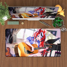 Tapis de souris xxl manga héroïne aux cheveux rouges avec personnage rouge aux cheveux jouant guitare en surface lisse