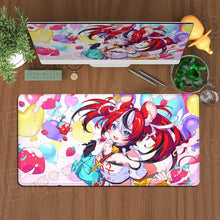 Tapis de souris xxl manga héroïne aux cheveux rouges avec motif coloré de ballons et fraises sur fond pastel
