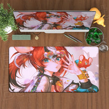 Tapis de souris xxl manga héroïne aux cheveux rouges avec illustration vibrante et accessoires colorés