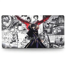 Tapis de souris xxl héroïne aux cheveux verts avec motif manga noir et blanc personnage central en tenue sombre rouge