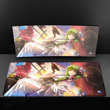 Tapis de souris xxl avec illustration d héroïne aux cheveux verts en kimono blanc tenant un éventail rouge sur fond coloré